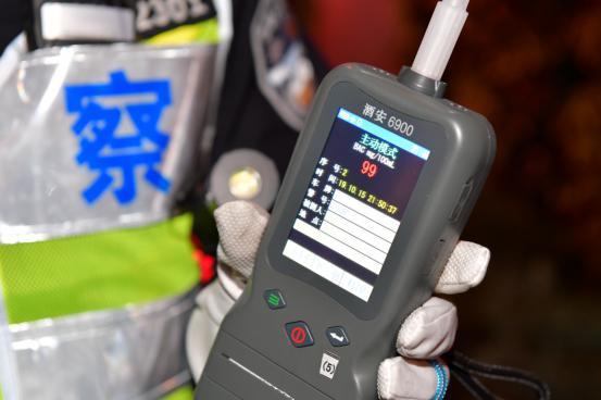 北京交警启用新式酒精检测仪,内置gps,1秒测酒精