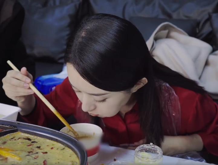 赵丽颖吃火锅一定要配的蘸料,别人都嫌有口气,她却连放五勺