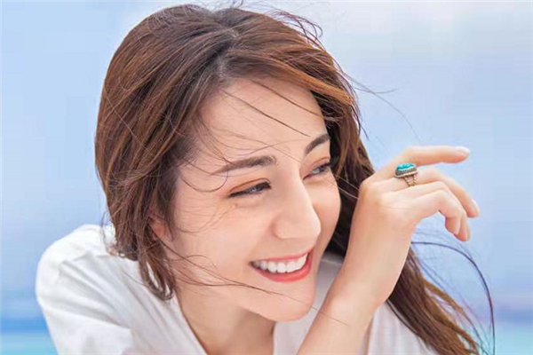 迪丽热巴首次拍个人婚纱照,手上的戒指很抢镜"居然"拥有百年历史
