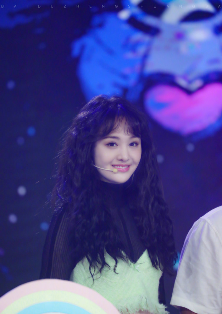 郑爽烫羊毛卷做公益,拍卖善款全救助孤儿,是个人美心善的女子