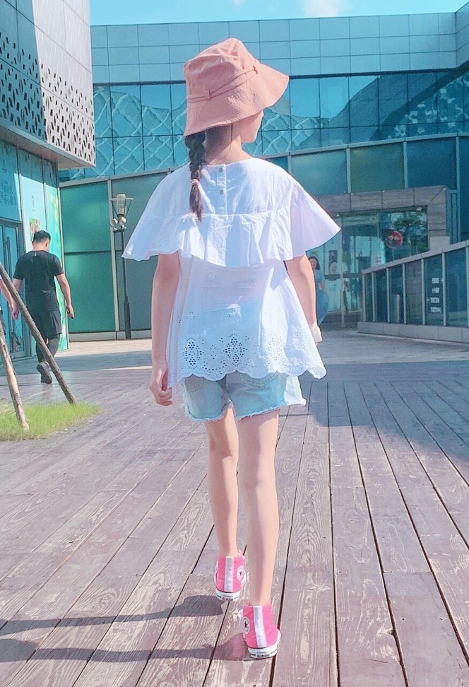 原来"小花不弃"长高了,9岁自己设计初恋匡威,穿上那刻腿神了