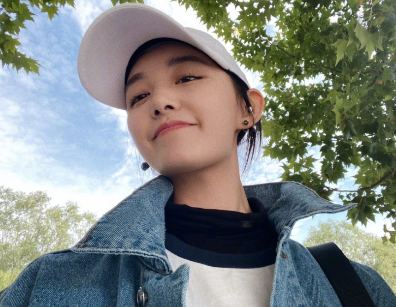 蒋依依晒素颜自拍照,看到脖子和脸的色差,这样的她太真实了!