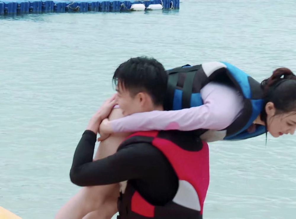 张铭恩抱徐璐去海边玩,自己过于开心,忘了女友穿的是裙装_腾讯新闻