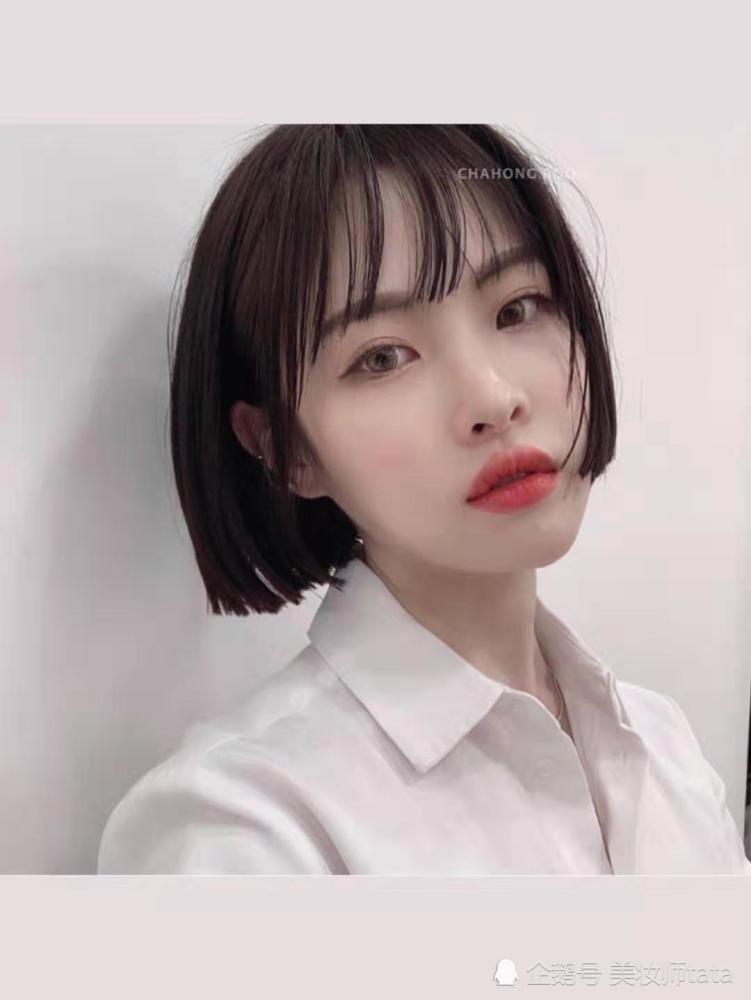 2019年秋冬最新款锁骨发女生秋冬发型显白显脸小
