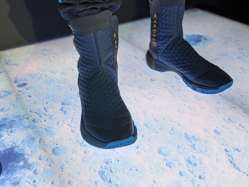 图片来自:techcrunch有衣服有鞋子,但是没有头盔.