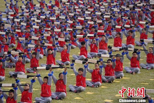 千余学生击筑吟唱风雅颂表演尽现高参小成果