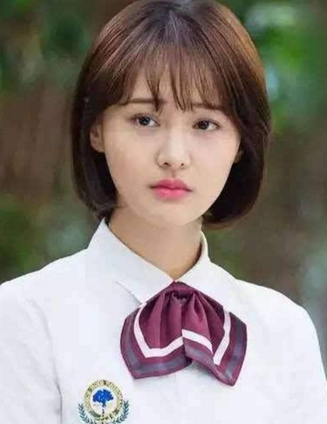 郑爽黑色套装出席活动,改走熟女画风引质疑,长筒皮靴让迷弟集体崩溃!