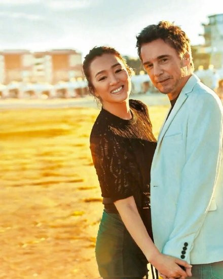 巩俐与72岁老公登封面,蕾丝衫配短裙好温柔,"巩皇"也变小女人