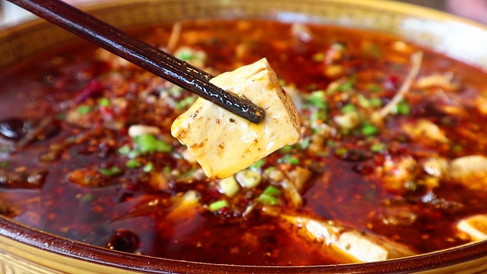 重庆大厨教你豆腐鱼经典做法集麻辣鲜嫩滑于一身泼油时看饿了