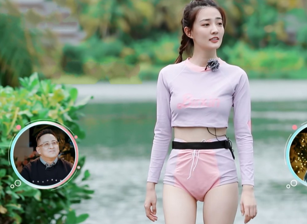 徐璐跟张铭恩学游泳,当俯视镜头拍到她水中的腿,真实腿型难以置信