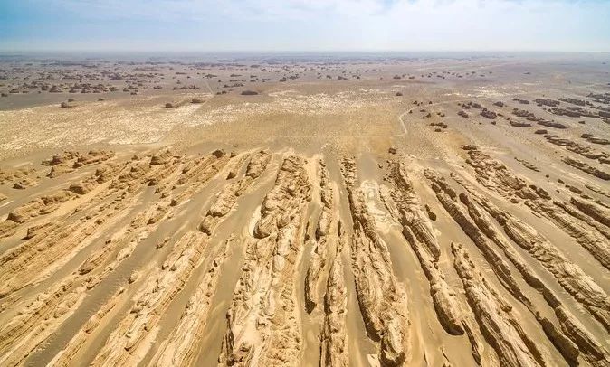 敦煌,有一种苍凉又神秘的力量,一层层风沙一次又一次的刷新着岁月.