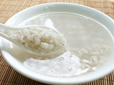 我想知道,甄嬛赐给祺嫔的那壶糙米薏仁汤到底能不能治疗梦魇?