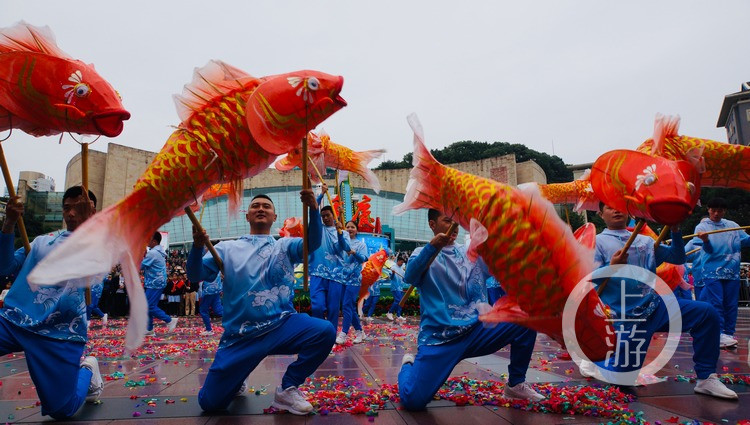 "魅力重庆"彩车开展|惊艳!铜梁龙舞,大足鲤鱼灯舞亮相重庆人民广场