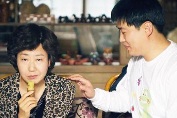 和豹子非常相似,在1988年,罗美兰主要负责孩子和老公的日常生活,照顾