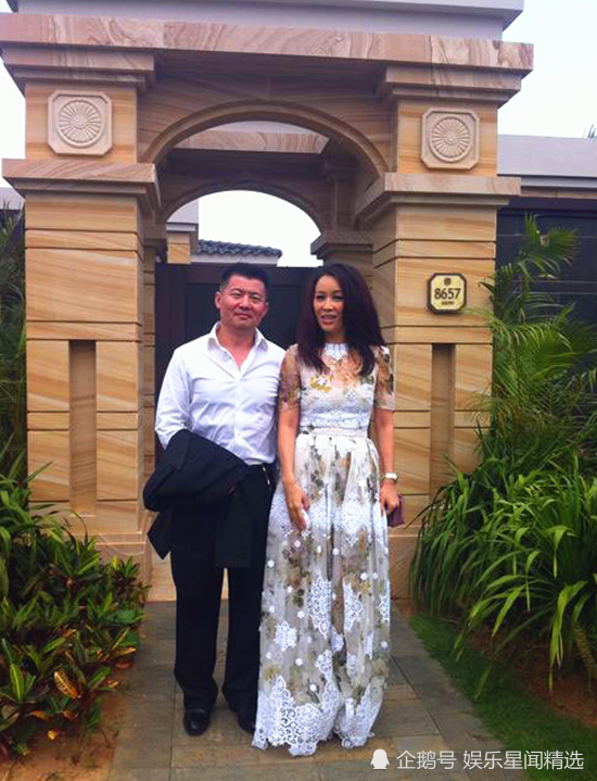 那英老公孟桐抽雪茄照片曝光?颠覆三里屯