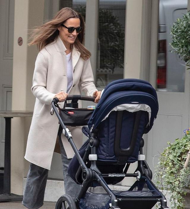 凯特妹妹皮帕伦敦出街逗弄儿子母爱光环十足可爱小亚瑟长相引争议