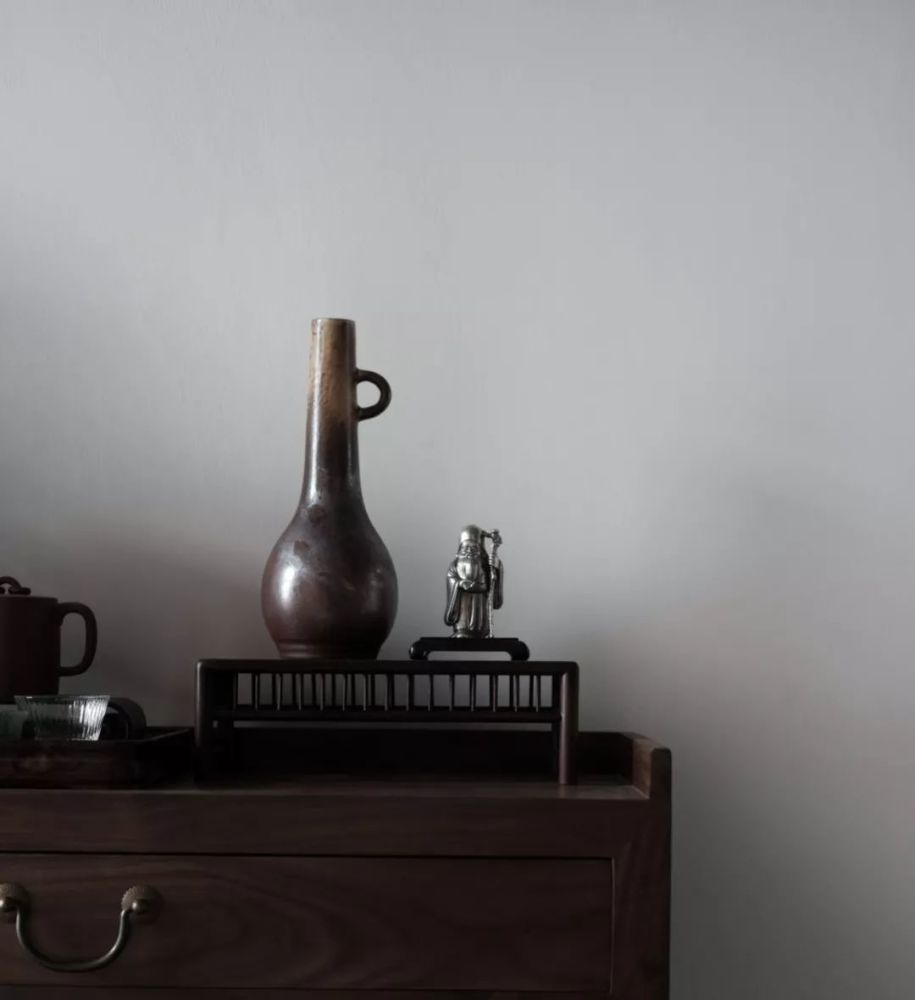 艺术的功用,都在帮助人摆脱现实的羁绊与束缚,跳出到可能的世界中,去