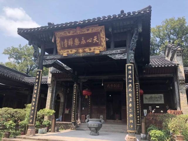 祖籍福建建阳的举子丁显,在赶考的路上中暑晕倒,下山化斋的天心庵的老