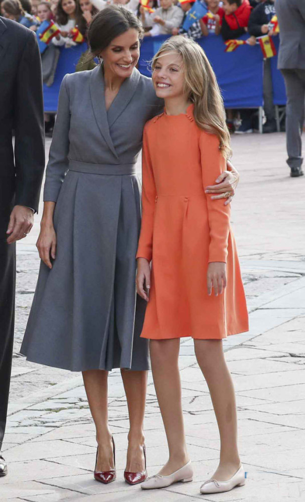 西班牙小公主惊喜露面:未来女王太美似精灵,妹