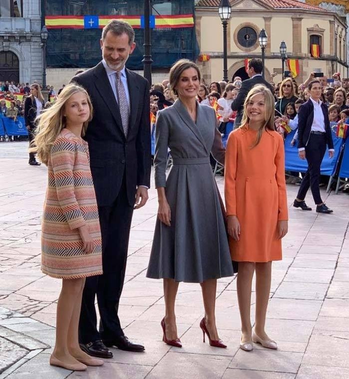 西班牙王后一家四口回娘家,12岁小公主身高碾