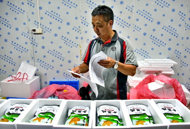 2019年10月15日,福建省龙岩市,顺丰速运收派员林勇明正在河田飞鸡屠宰