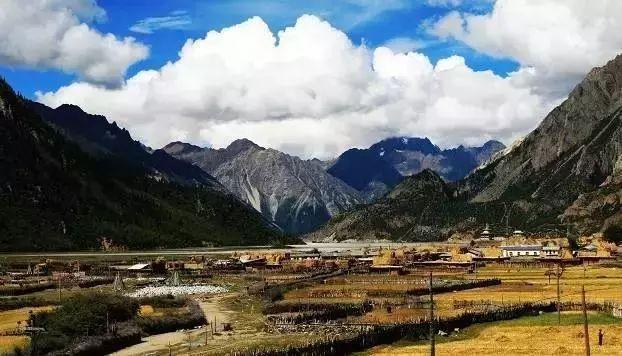 噶玛寺,强巴林寺,生钦朗扎山,谷布神山,多拉神山;山南:雍布拉康