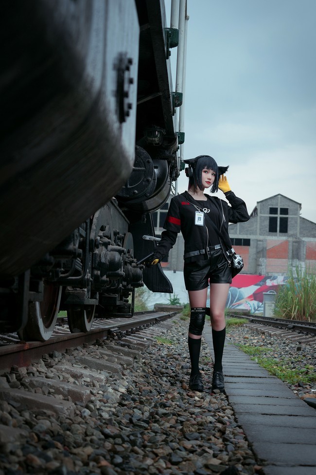 cos:明日方舟-黑色金属背景下的杰西卡