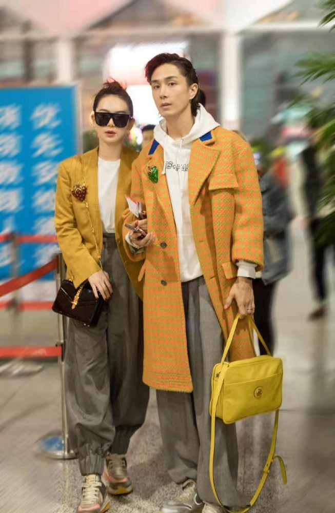 戚薇李承铉现身机场穿情侣装甜蜜吸睛106斤戚薇比例太出挑