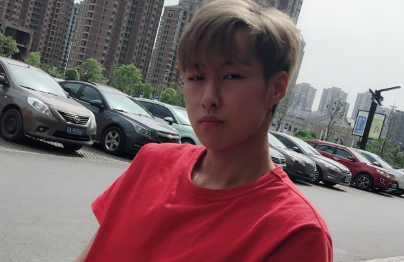 本以为火星包穿啥都丑,可看他穿绿色卫衣试轮椅后,才懂他只适合绿色