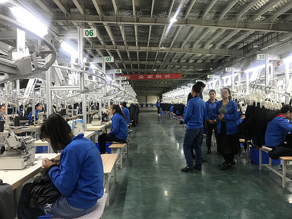 新疆依翎针织有限公司生产车间一派繁忙景象