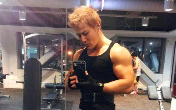 他的肩宽展现了出来,而在他个人社交平台上,就能清晰的看到许绍洋肌肉