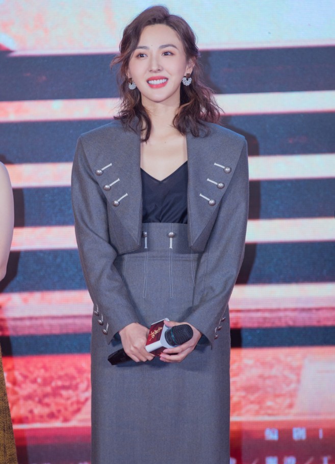 《猎场》里的"米娜",出席新剧发布会,这裙头的高度也是绝了!