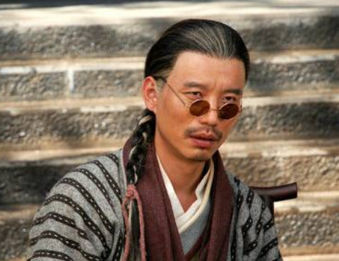 龙门镖局总镖头温良恭的扮演者则是杨皓宇,他还有一个身份那就是