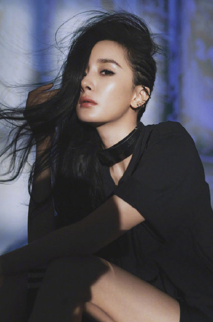 未来感十足的杨幂赛博朋克风格打造别样女性魅力大长腿太a了