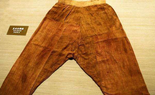 "胫衣"其实就是两只裤管,没有裤裆的,所以感觉还是很害羞的,无