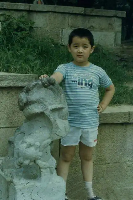 明星们的童年照:权志龙时尚,陈冠希帅气,却都输给他的太可爱