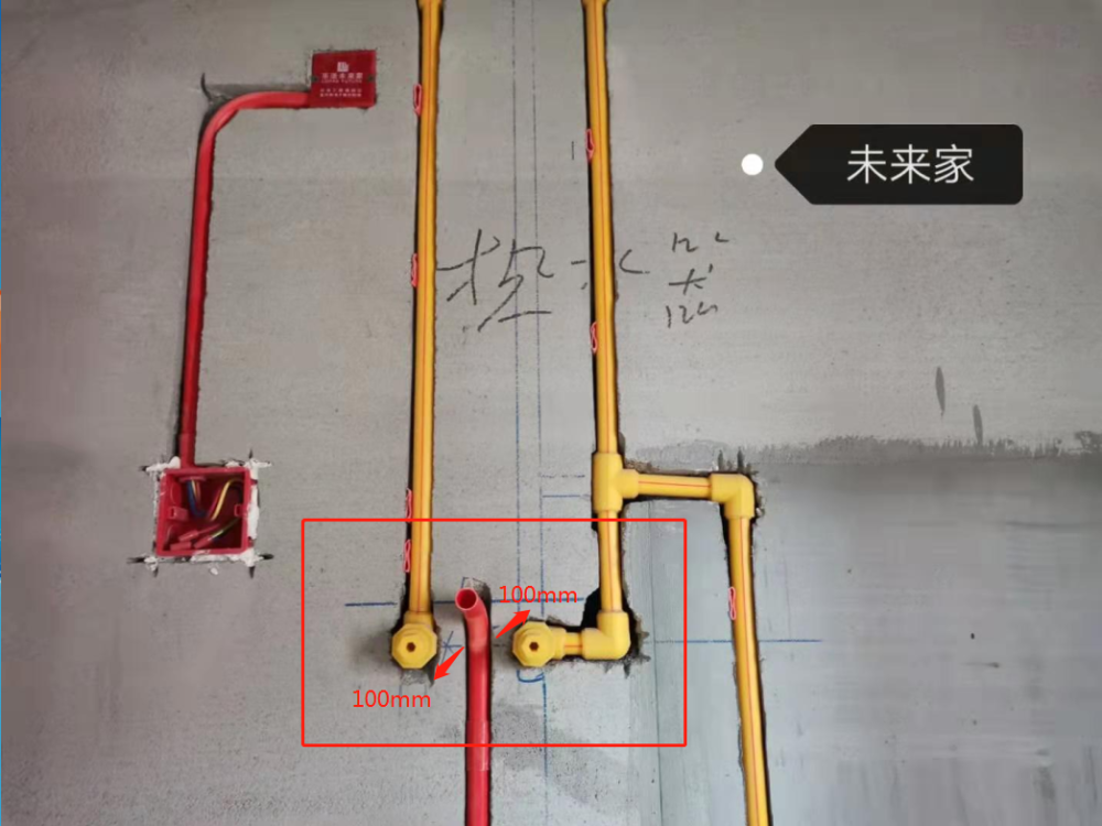 冷熱水管的兩個間距是,中對中各100mm,且中間安裝溢流管.