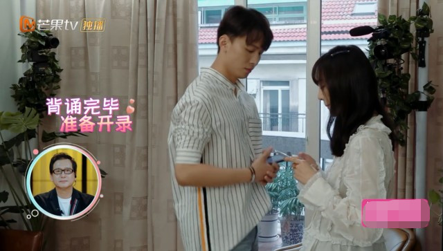 郑爽在张恒家录生日会视频,谁注意她身后的限量版图书?有钱人任性