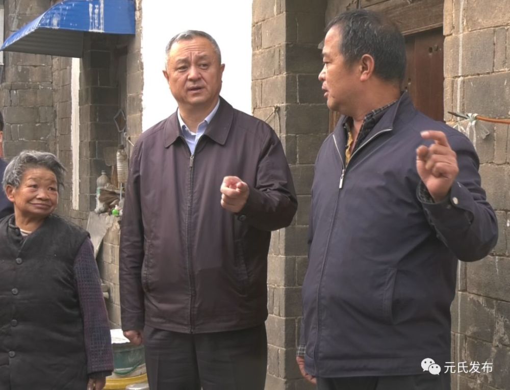县委书记郑巍走访慰问贫困户