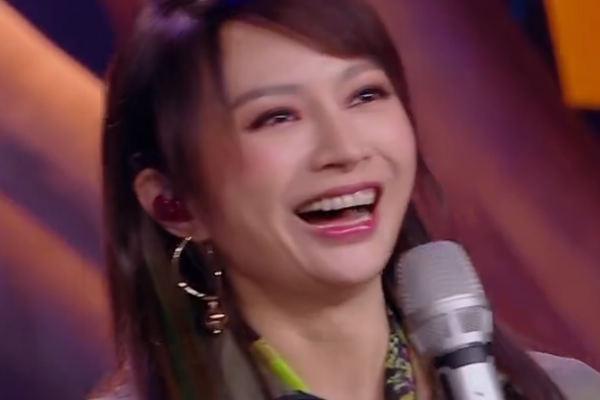 蒙面唱将:首先经典组合主唱,评委没猜出,现场揭面大家愣住!