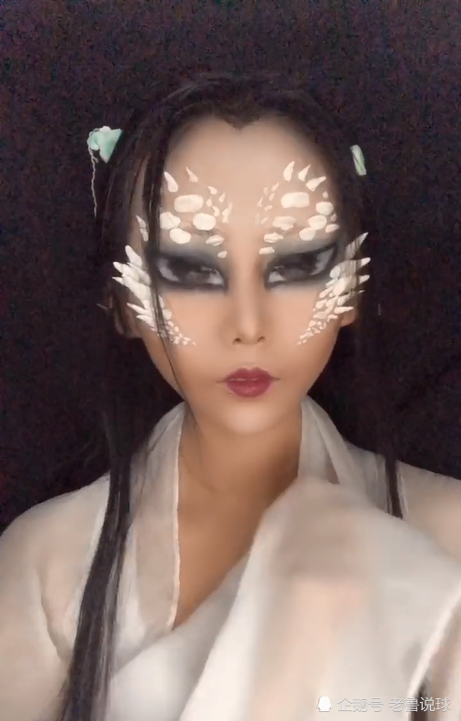 小姐姐仿妆小白,眼妆没啥,发型没啥,看到鳞片:彻底沦陷了!