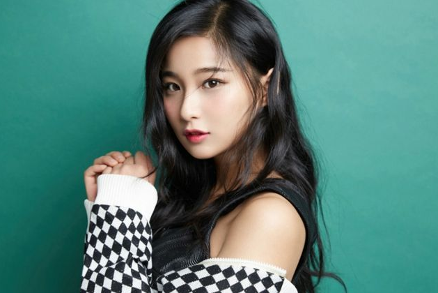 小戚在节目录制中,身体紧靠椅背,打开全景有谁注意到了她的下面