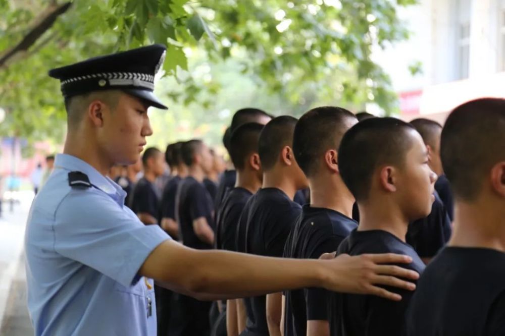 明天,请以预备警官的名义,盛装出席!