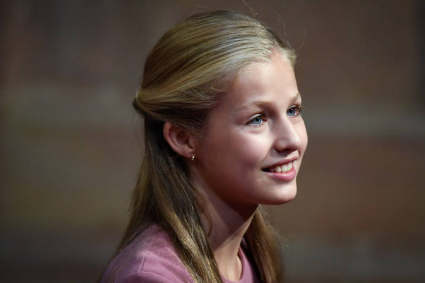 莱昂诺尔公主的首个女王储公务,小紫裙优雅高