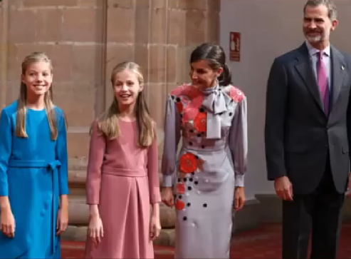 莱昂诺尔公主的首个女王储公务,小紫裙优雅高
