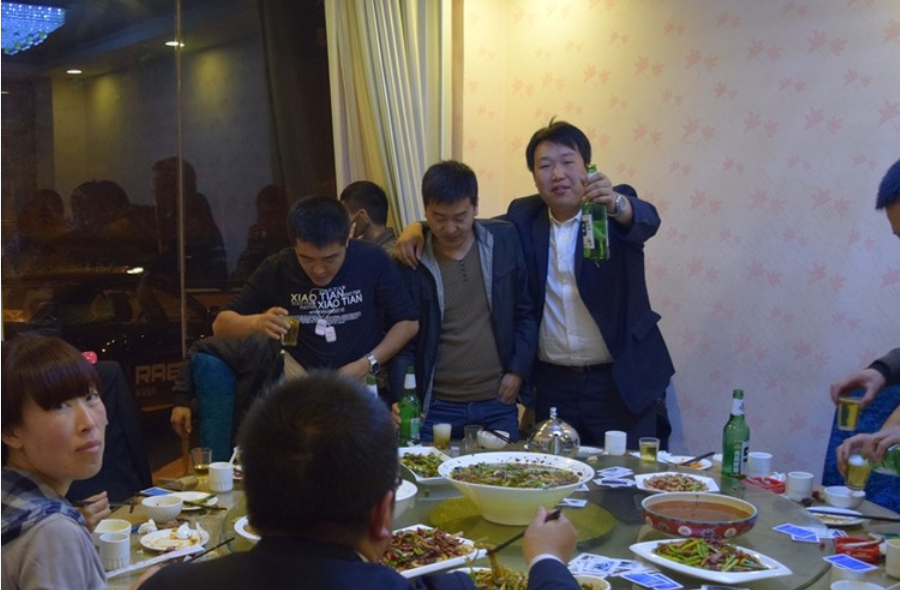 男人参加酒局,贵在自知之明,谨记3件事,不要在酒桌上糟践自己