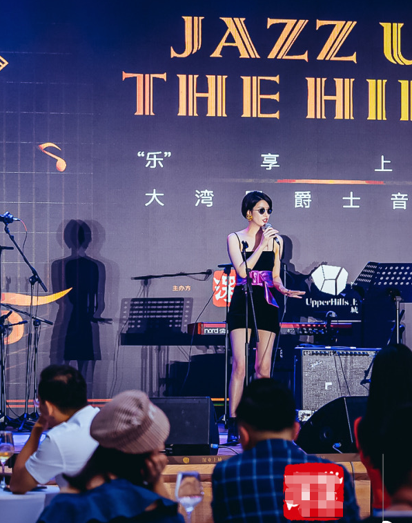 李亚鹏女友吊带黑裙参加演出好身材抢镜黑超遮面巨星范儿十足