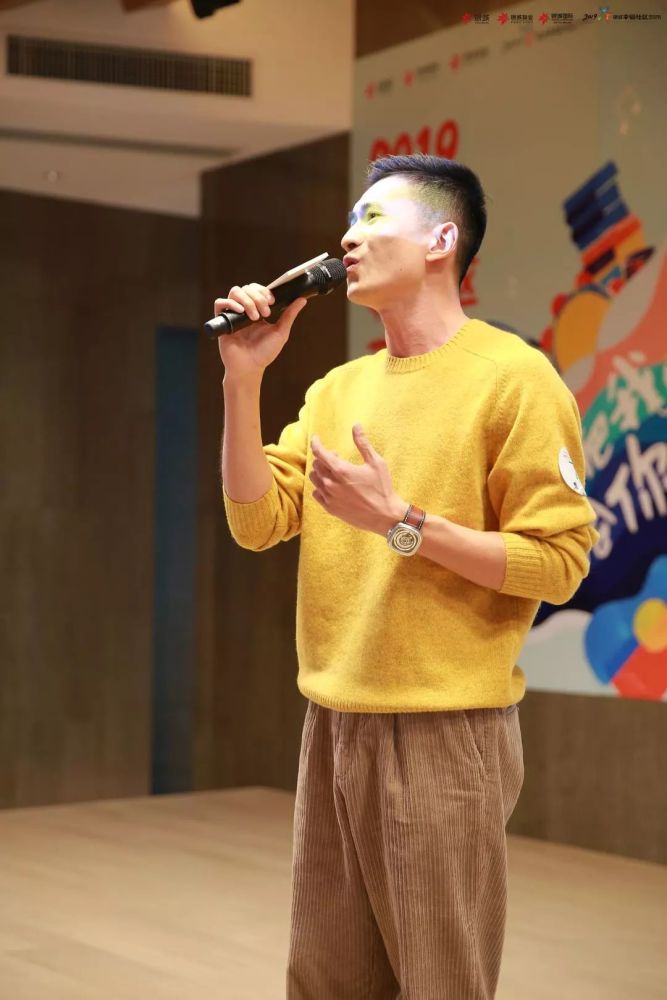 交广网主持人杨阳主持了本届艺术节开幕式.