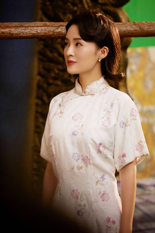李沁穿上民国装身穿印花旗袍搭一个复古发型气质真的好