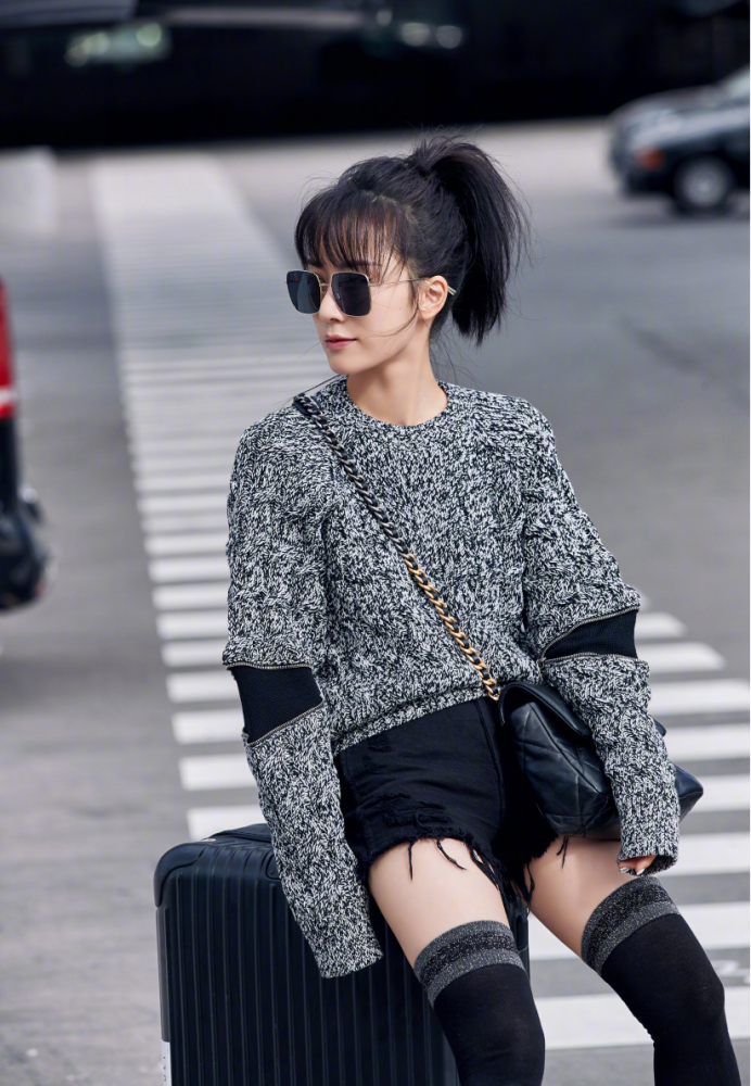 李念34岁还敢凹二次元造型,粉红色短发配拼接色吊带裙,个性十足